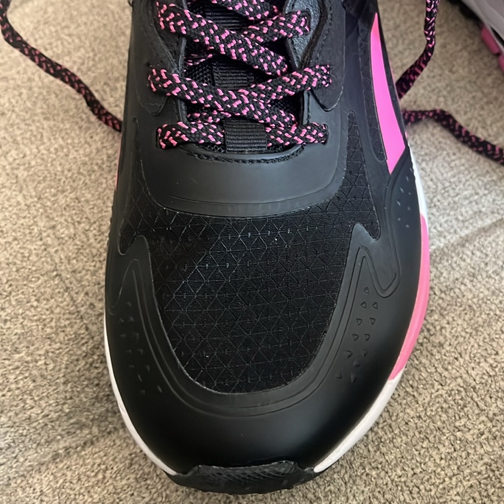 NWOT Stylish Women’s Lace Up Rebook Shoes 🖤🩷 - Picture 5 of 10